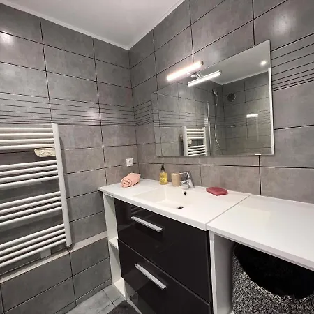 Chic Parisian Studio Steps From Champs Elysees パリ