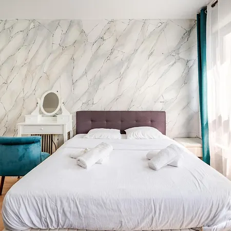 Apartment Chic Parisian Steps From Champs Elysees