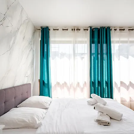 Апартаменты Chic Parisian Steps From Champs Elysees