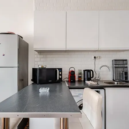 Chic Parisian Steps From Champs Elysees باريس